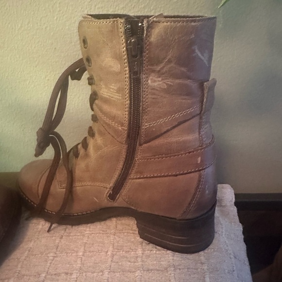 2 pairs of Taos boots - Picture 7 of 11